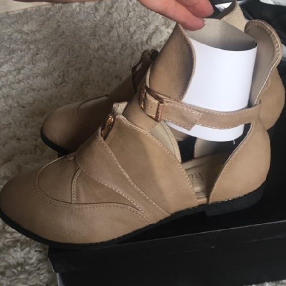 Cut Out Ankle Booties - Picture 2 of 2